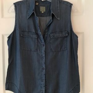 Guess women’s sleeveless light denim top medium.